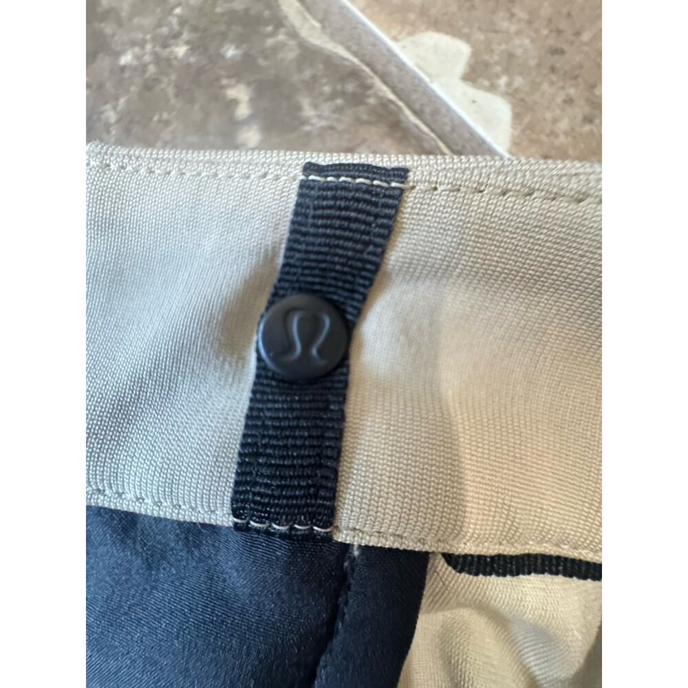Lululemon ABC Classic Fit 9" Shorts Men's 30 Bone White Warpstreme Golf Chino - Picture 5 of 7